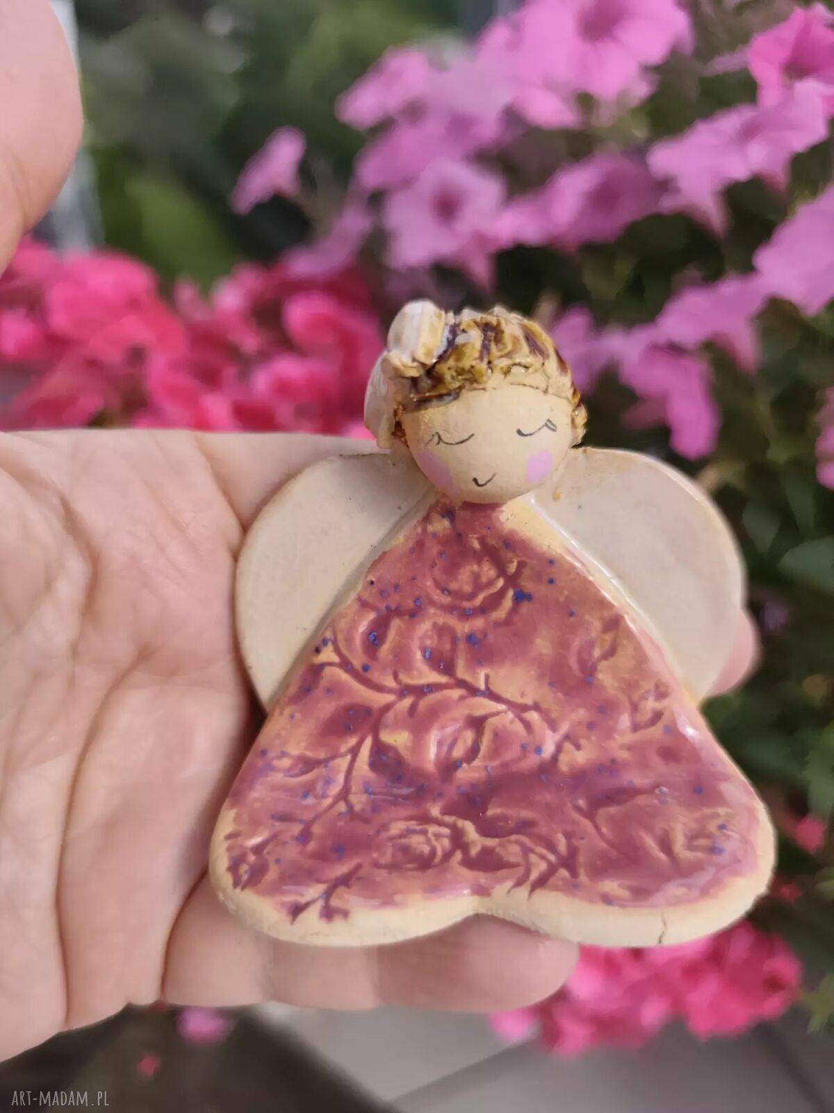 Ręcznie robiony ceramiczny aniołek z serduszkami