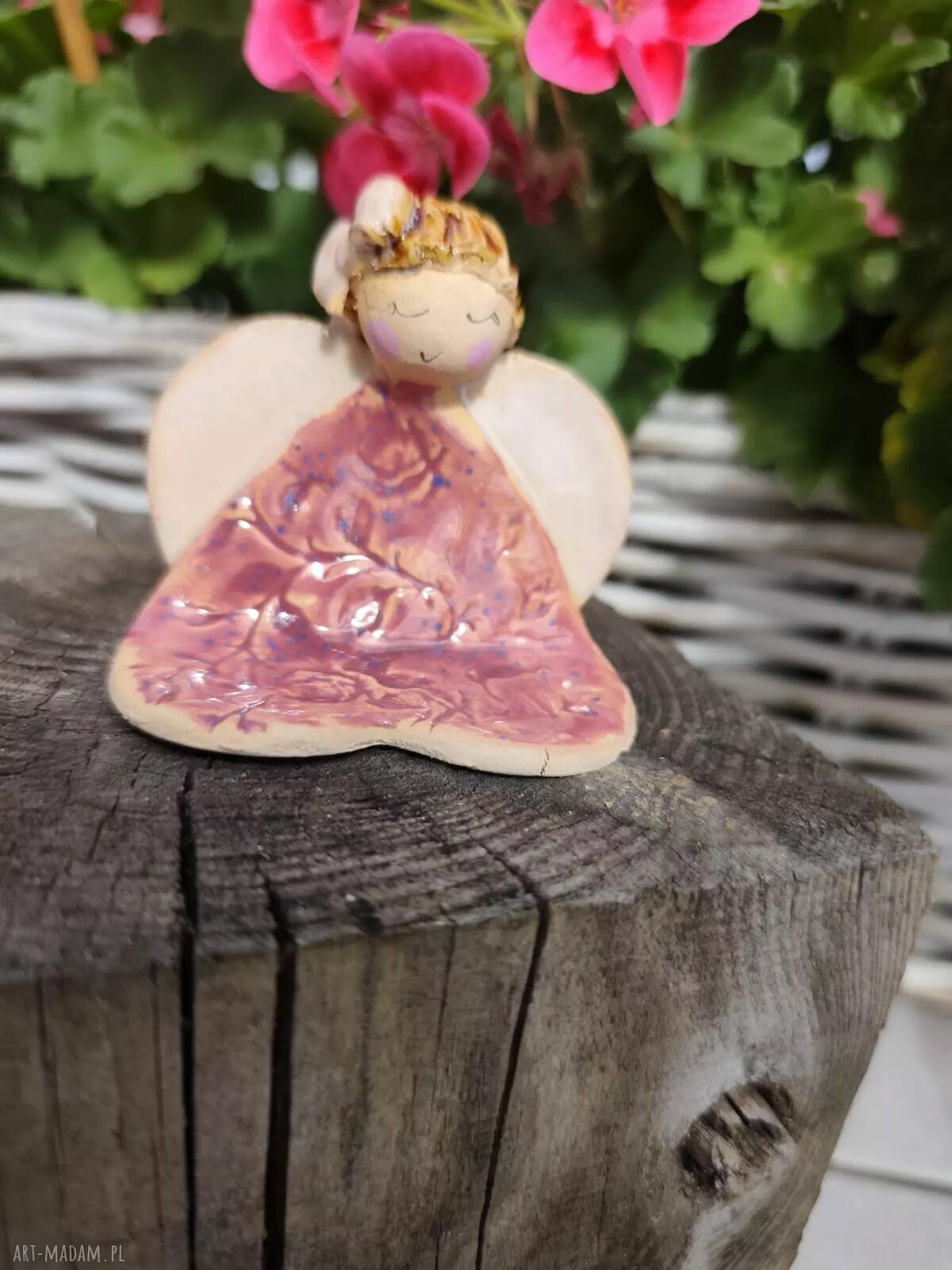 Ręcznie robiony ceramiczny aniołek z serduszkami
