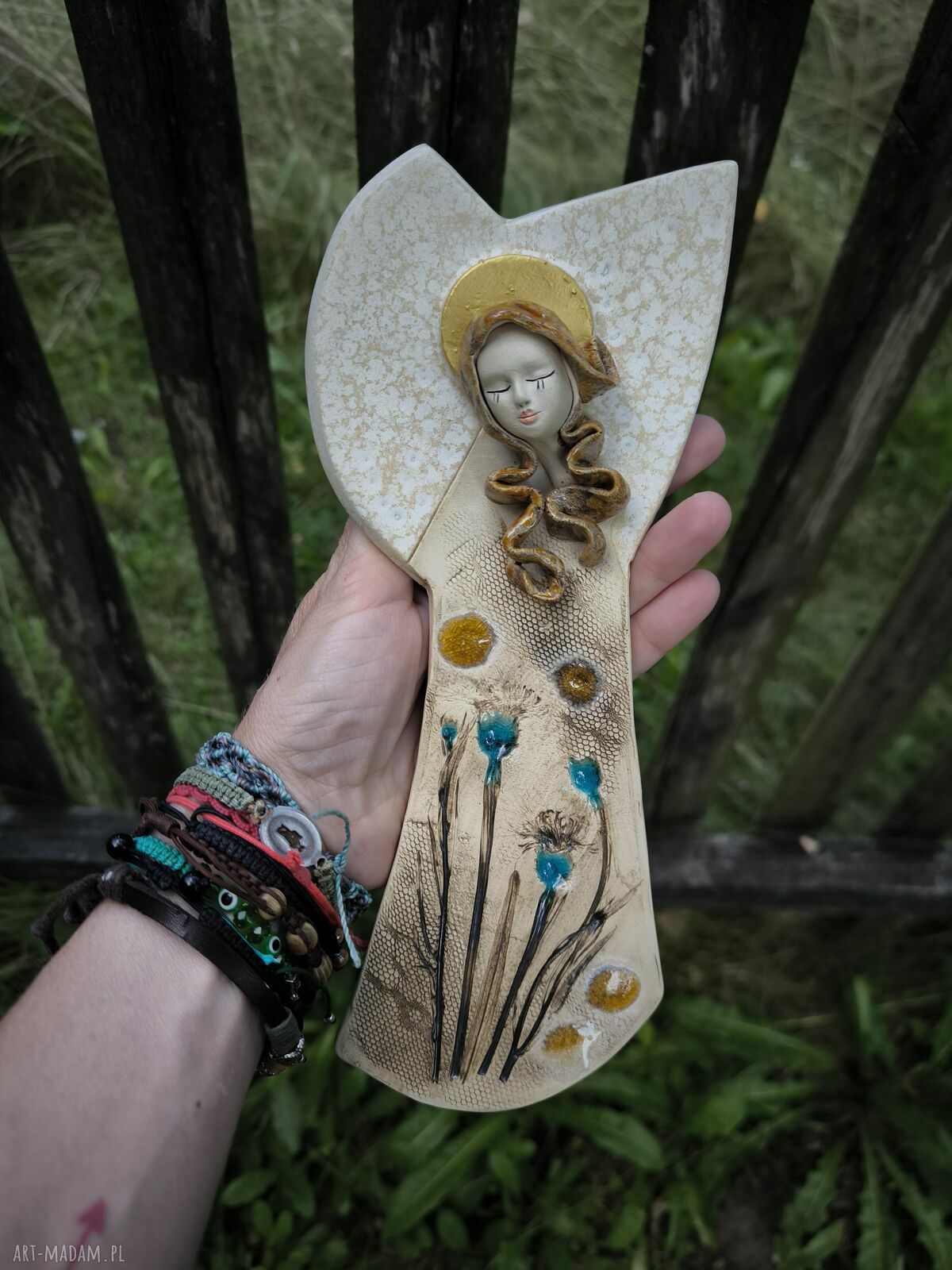 Anioł ceramiczny z chabrami do zawieszenia na ścianie