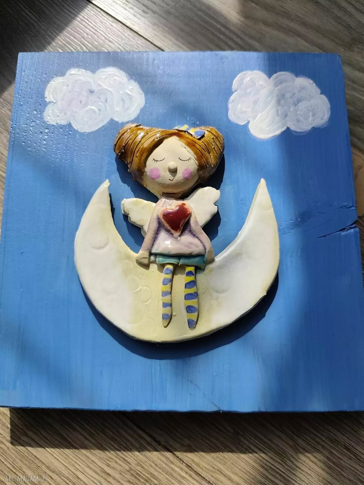 Anioł ceramiczny na desce - wyjątkowa dekoracja handmade