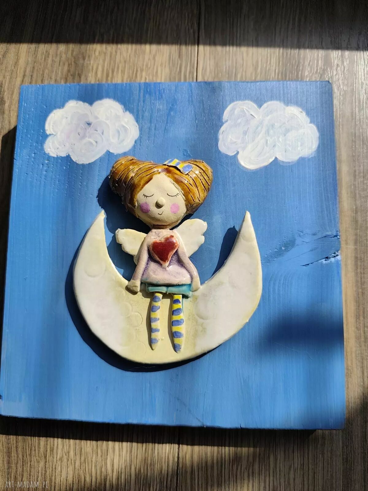 Anioł ceramiczny na desce - wyjątkowa dekoracja handmade