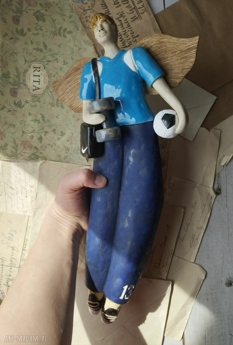 Anioł dla piłkarza - ceramiczna dekoracja do zawieszenia