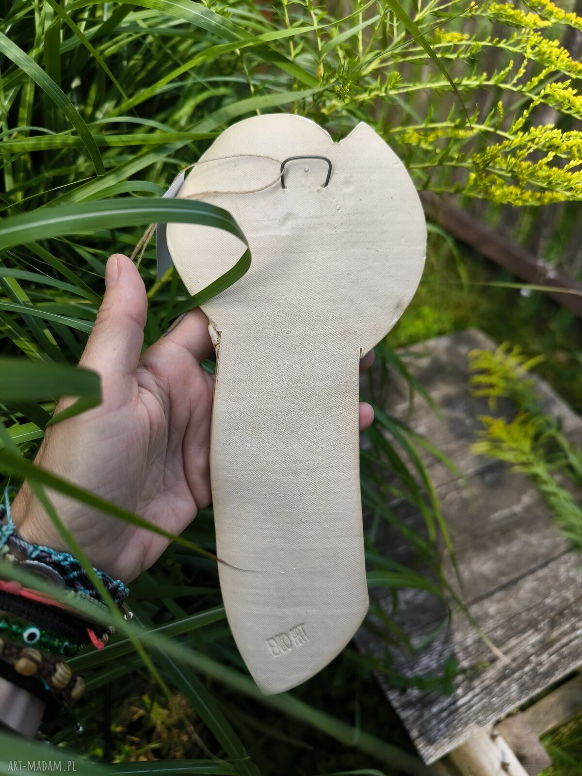 Ceramiczny anioł z motywem dzikiej marchwi