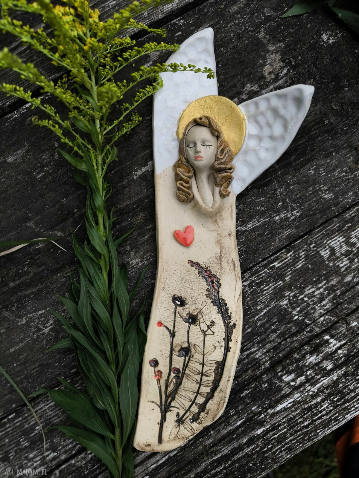 Ceramiczny anioł z kwiatami polnymi - dekoracja ścienna
