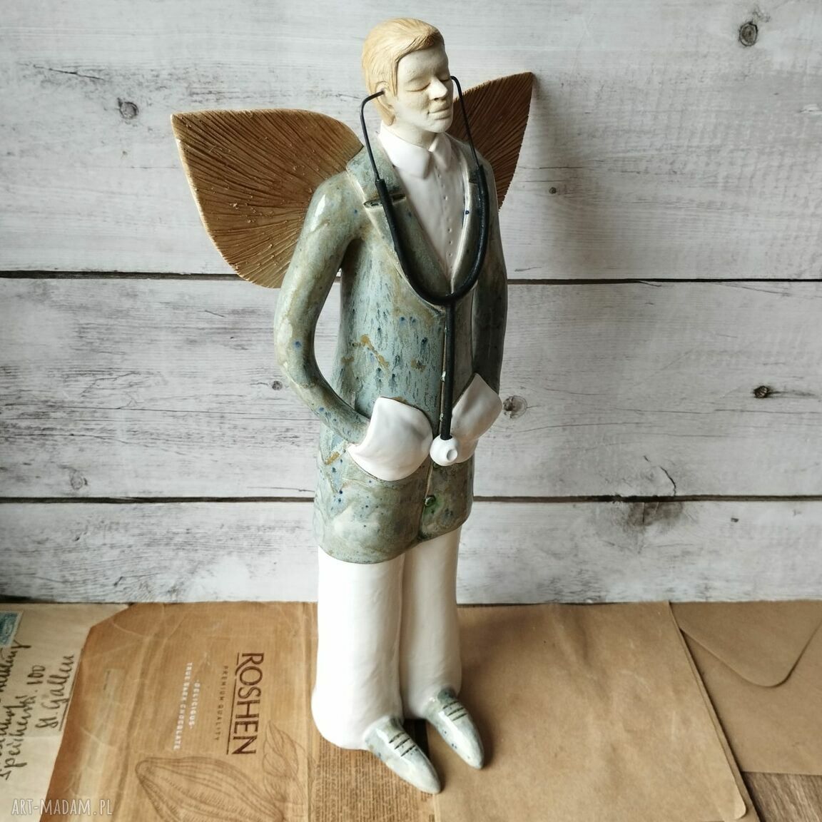 Anioł lekarz w seledynowym kitlu - ceramiczna dekoracja 33 cm