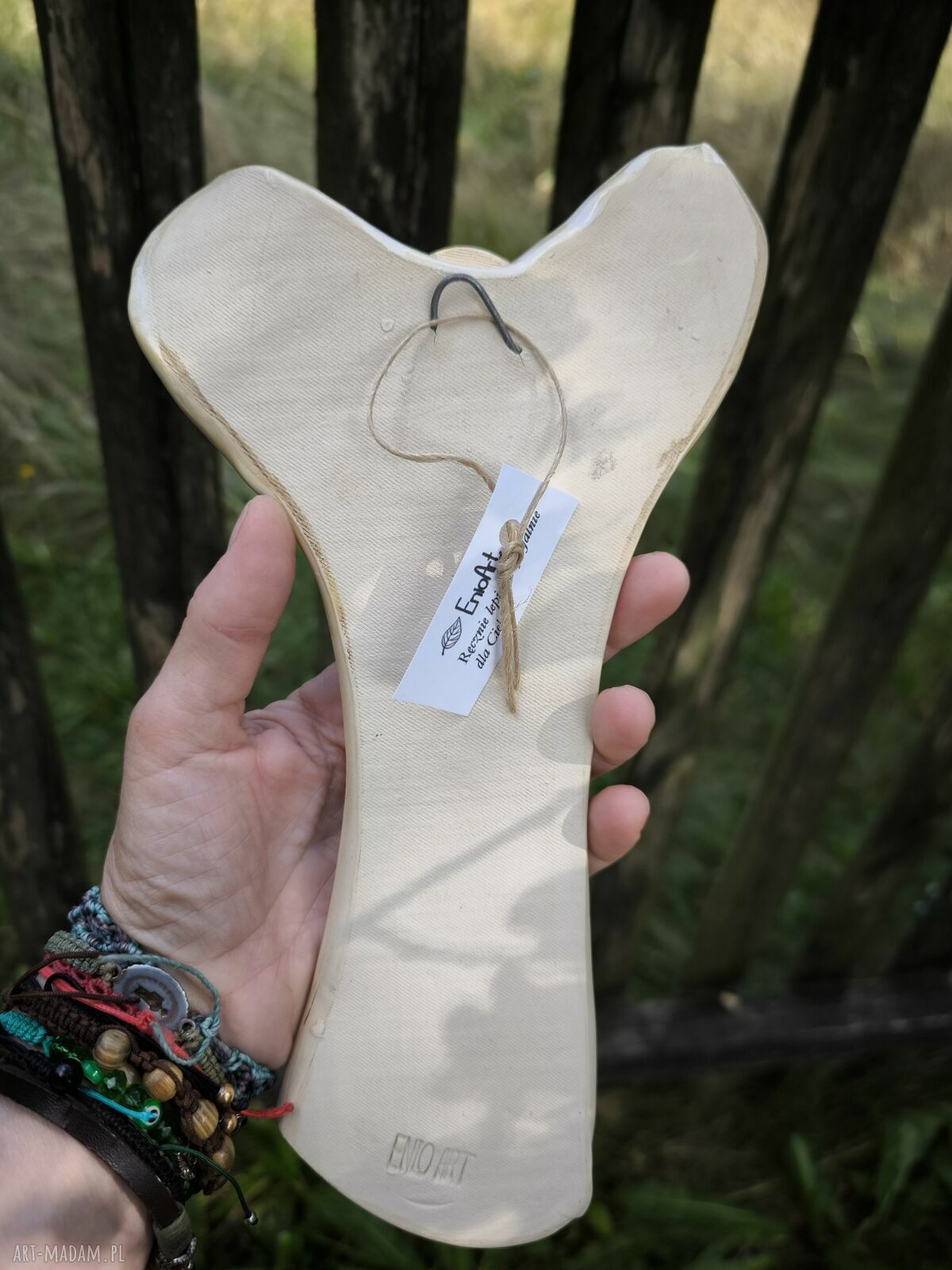 Ceramiczny anioł z makami do zawieszenia na ścianie
