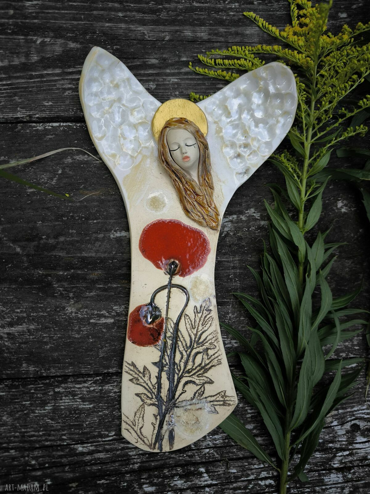 Ceramiczny anioł z makami do zawieszenia na ścianie