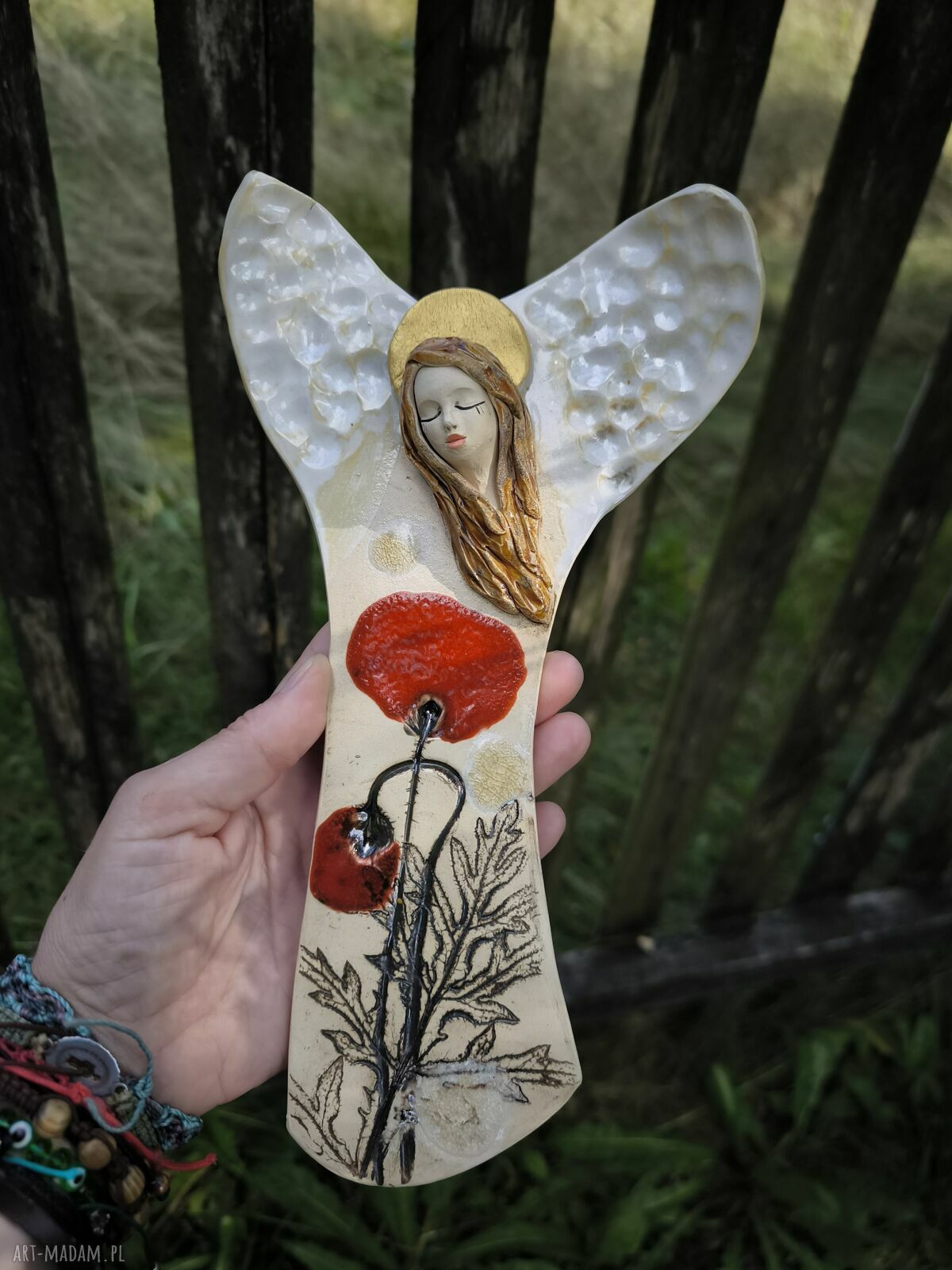 Ceramiczny anioł z makami do zawieszenia na ścianie
