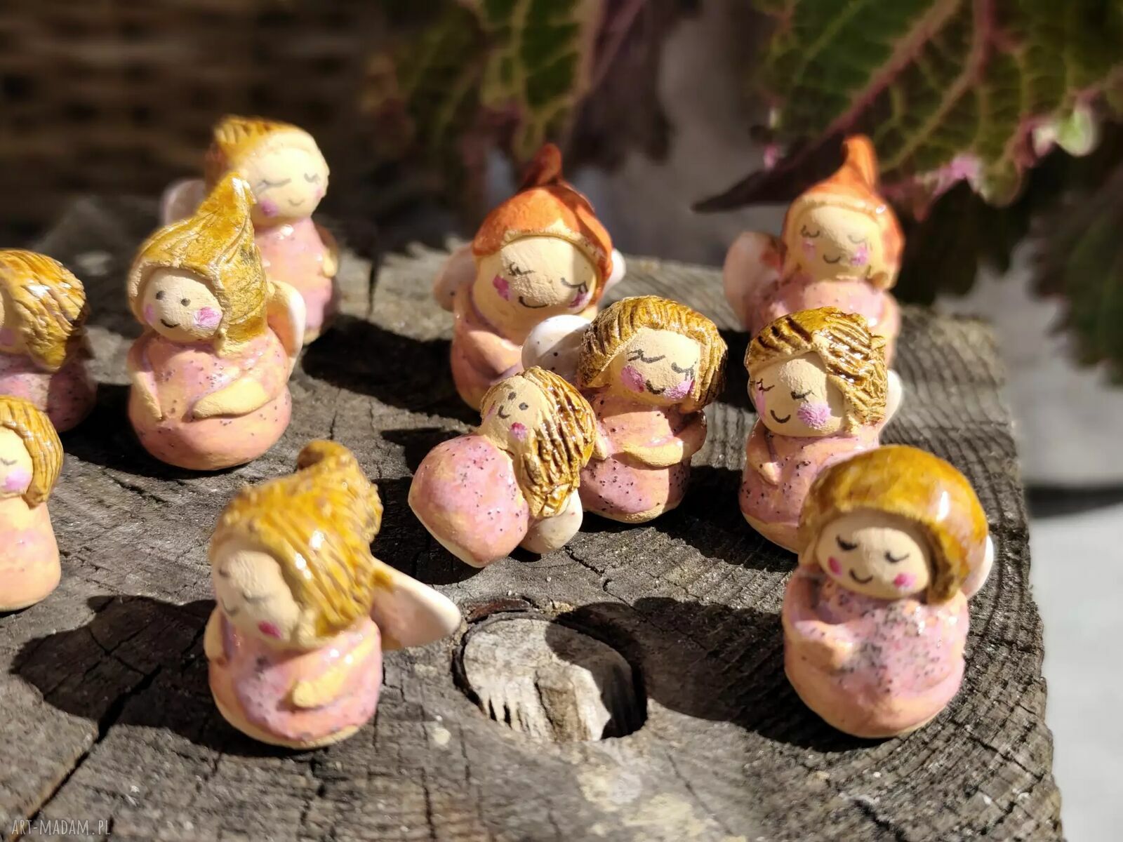 Mały ceramiczny aniołek w różowej sukience