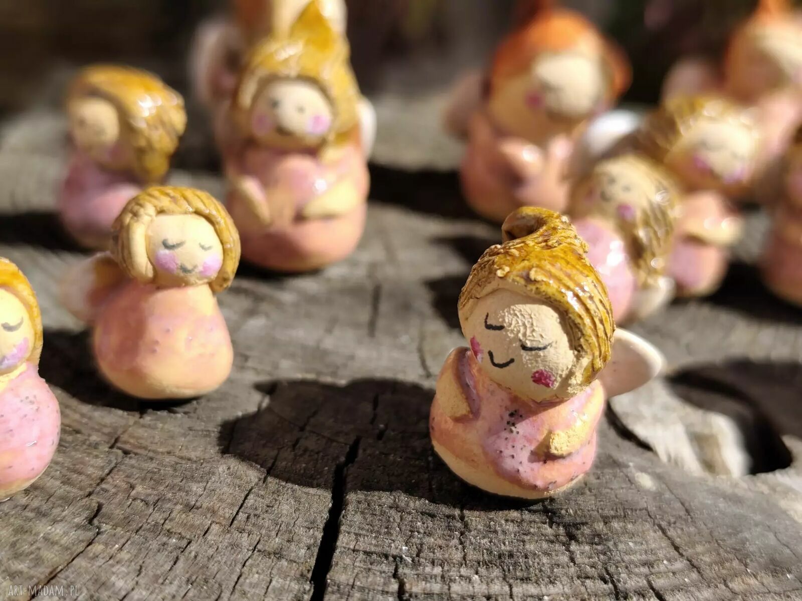 Mały ceramiczny aniołek w różowej sukience