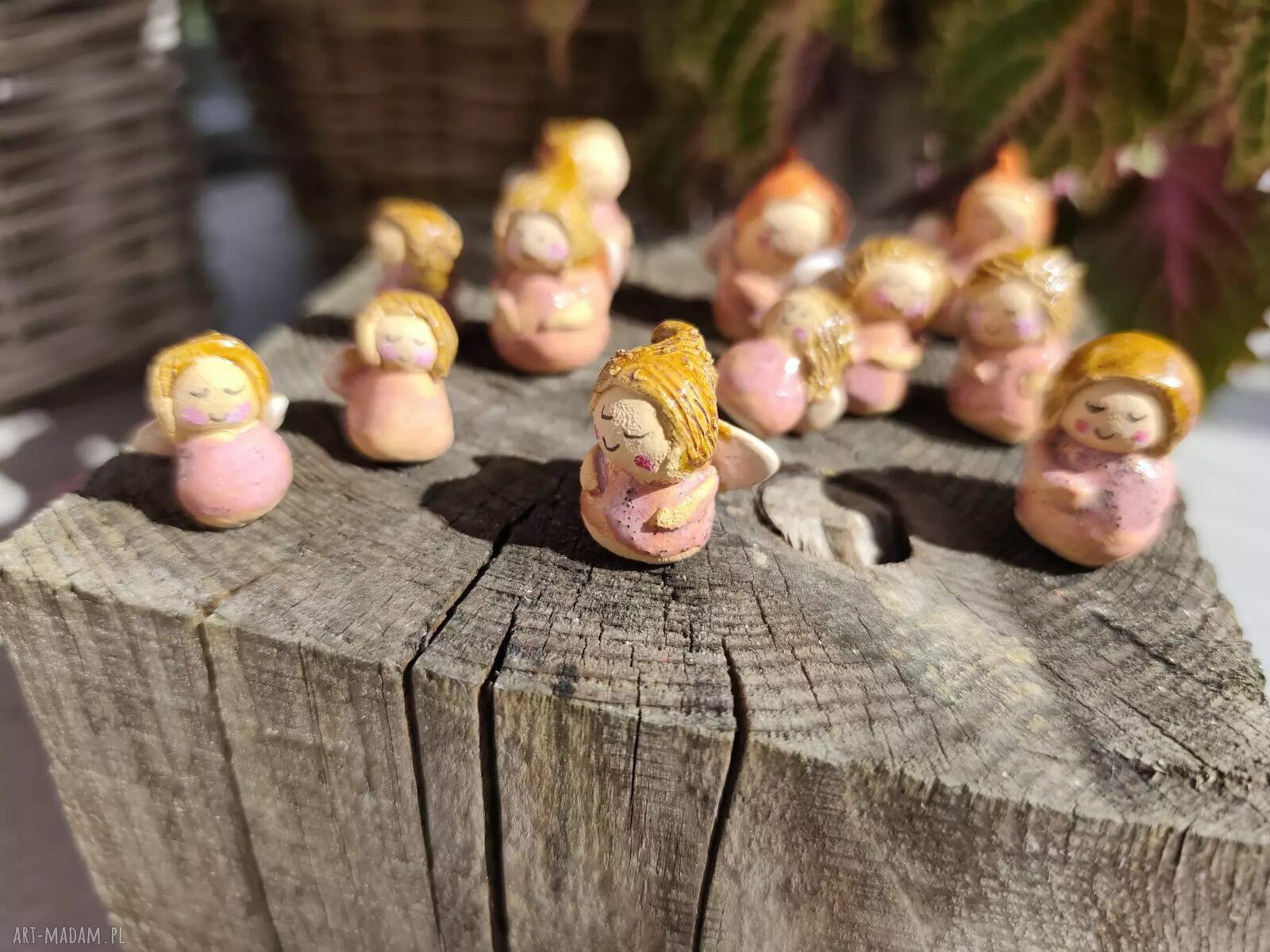Mały ceramiczny aniołek w różowej sukience