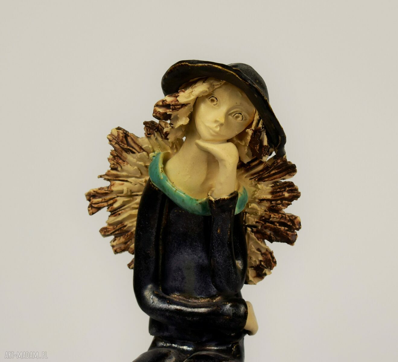 Anioł marzyciel - ceramiczna figurka siedząca, ręcznie szkliwiona