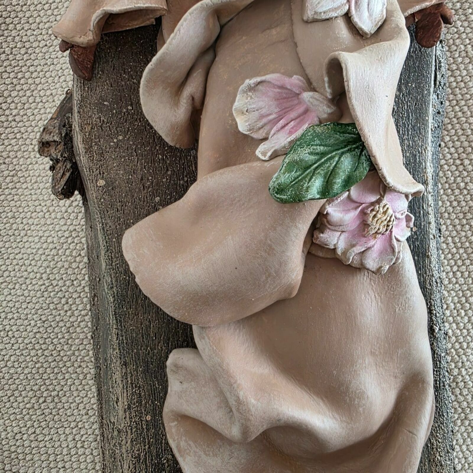 Anioł na starej desce - mulatka z magnoliami (rękodzieło)