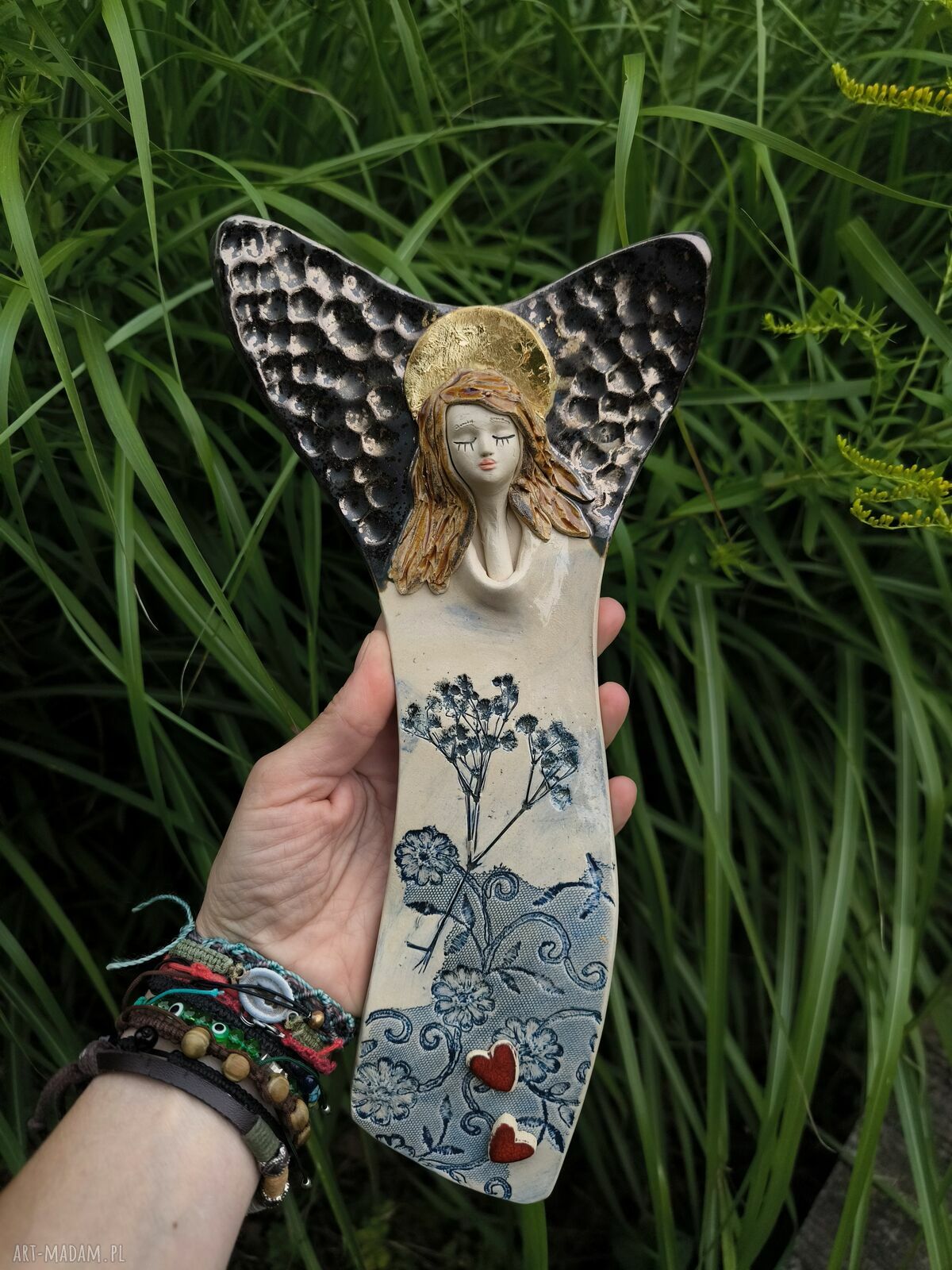 Niebieski anioł ceramiczny z polnymi kwiatami na ścianę