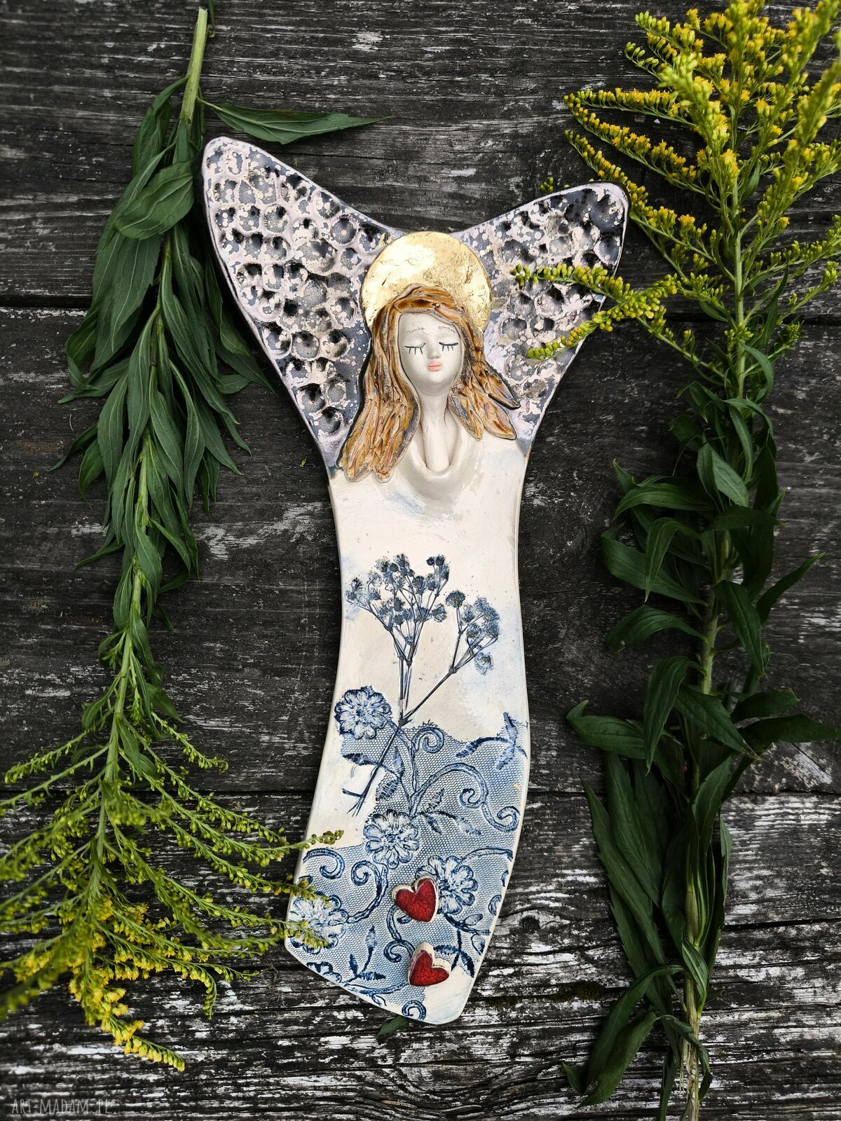 Niebieski anioł ceramiczny z polnymi kwiatami na ścianę