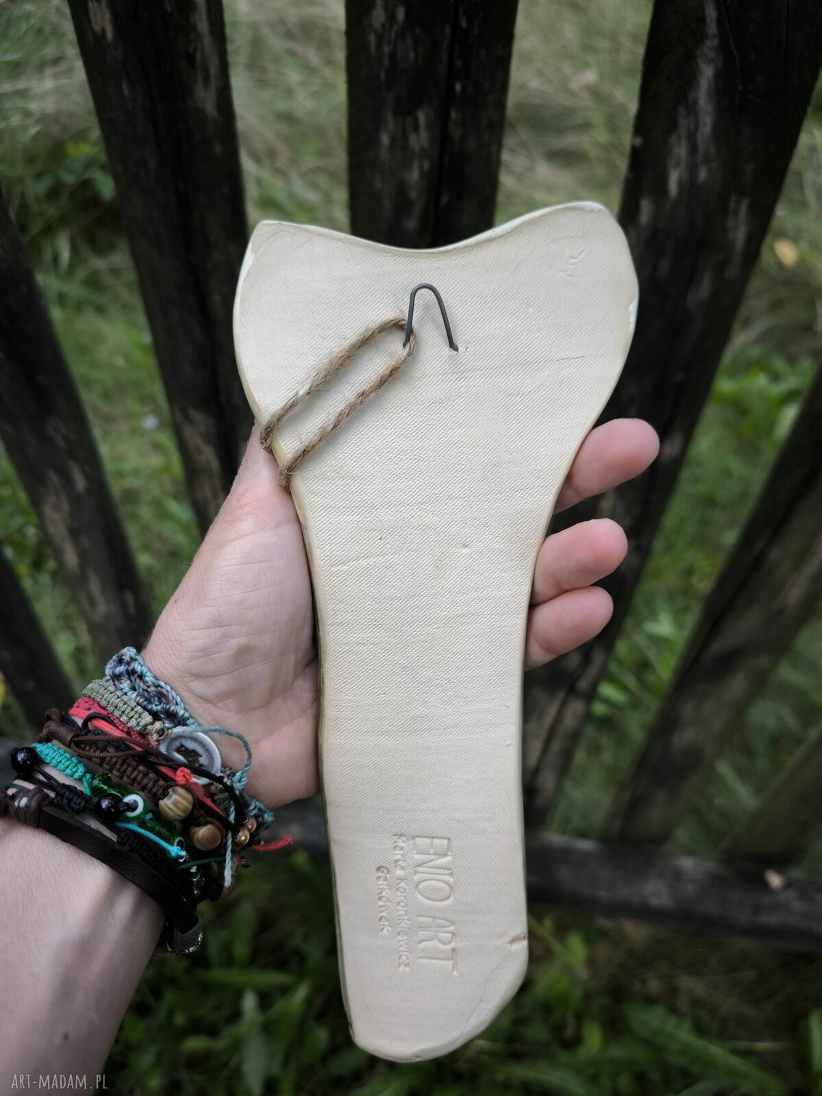 Ceramiczny anioł z paprociami do zawieszenia na ścianie