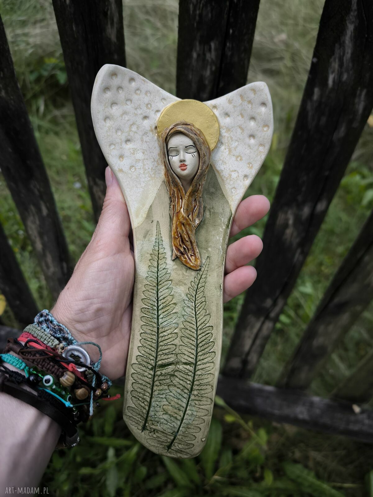 Ceramiczny anioł z paprociami do zawieszenia na ścianie