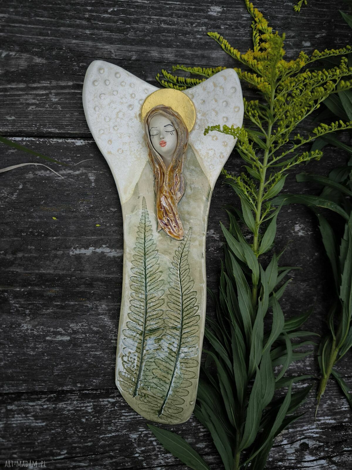 Ceramiczny anioł z paprociami do zawieszenia na ścianie