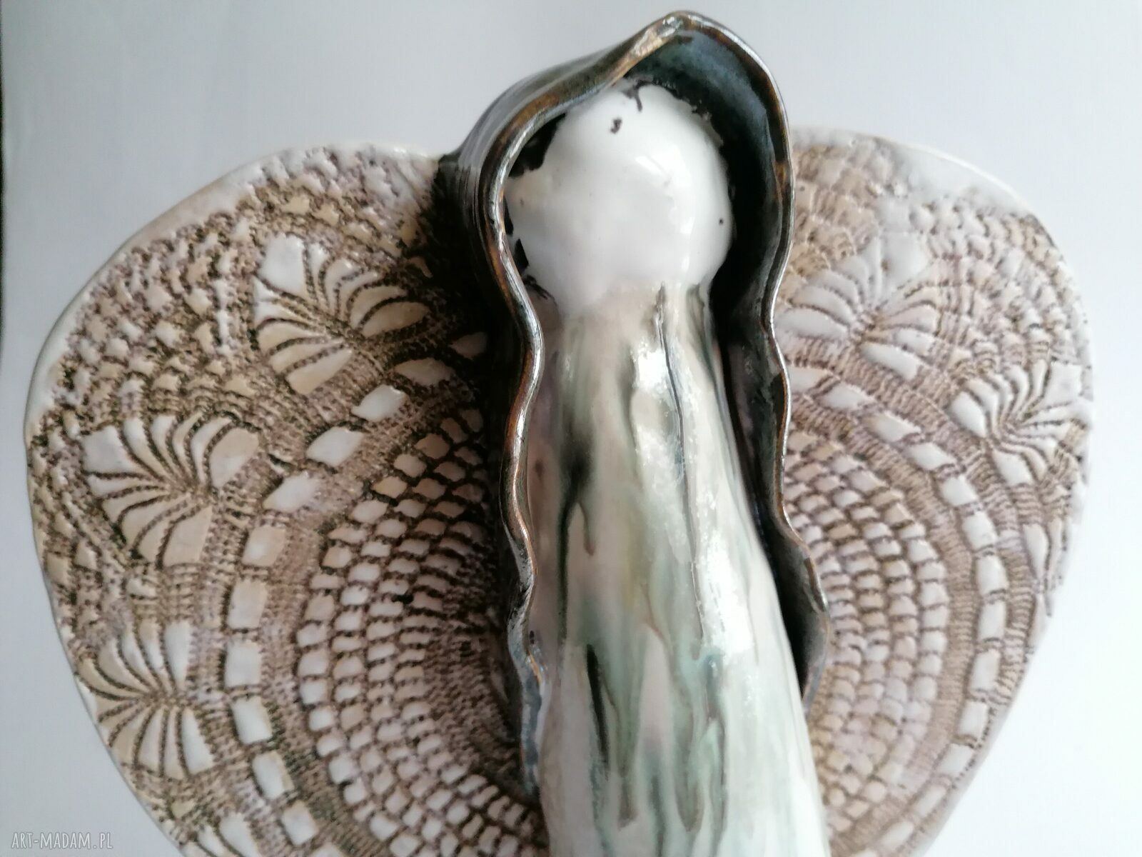 Anioł perłowy - anioł ceramiczny handmade z gliny szamotowej, szkliwa perłowe i złoto (27 cm)