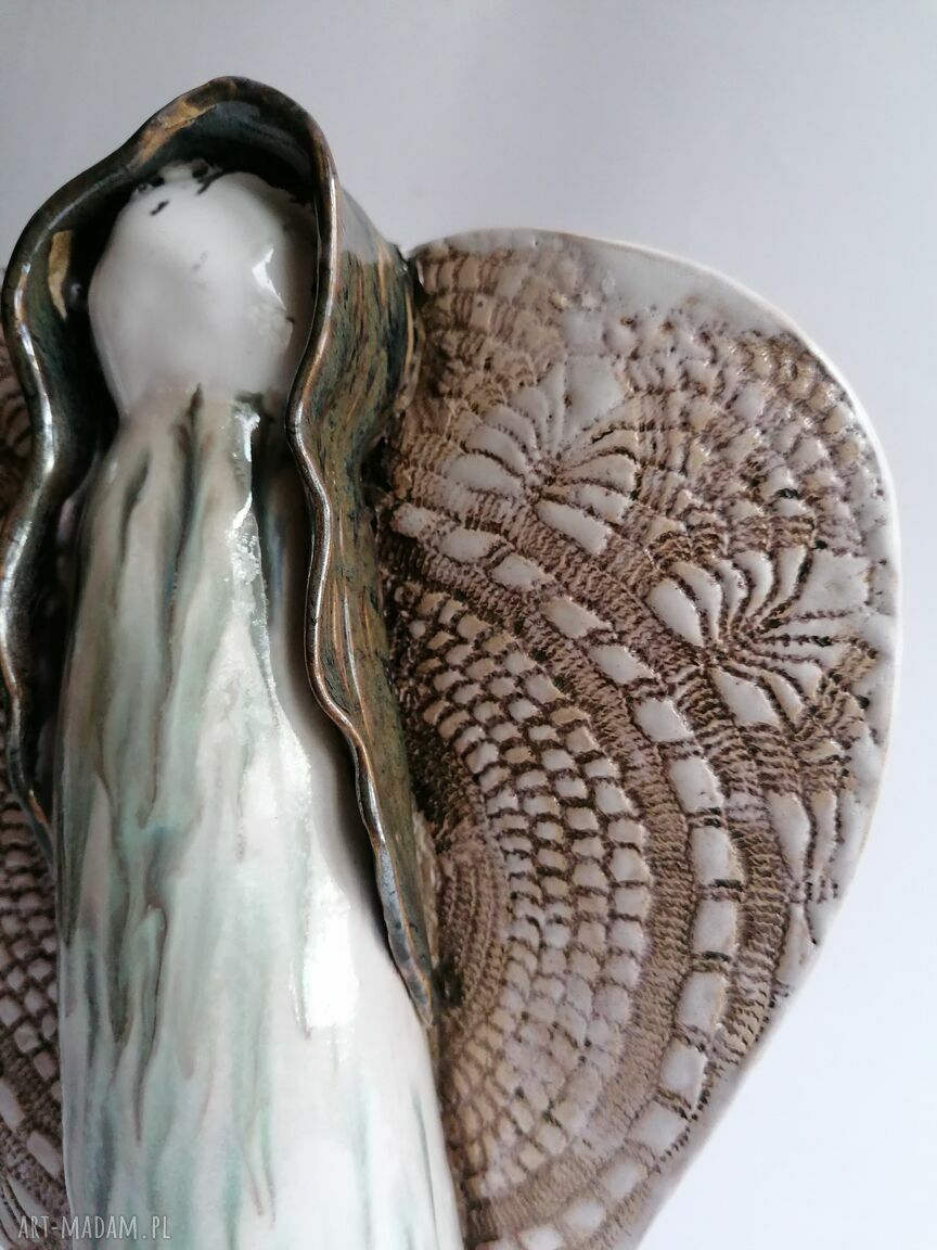 Anioł perłowy - anioł ceramiczny handmade z gliny szamotowej, szkliwa perłowe i złoto (27 cm)