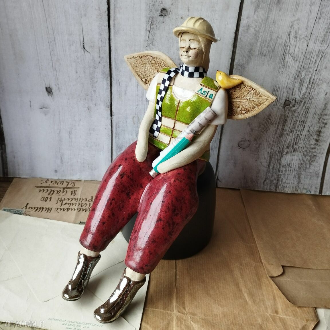 Anioł personalizowany kierownik budowy - figurka z ceramiki z ptaszkiem