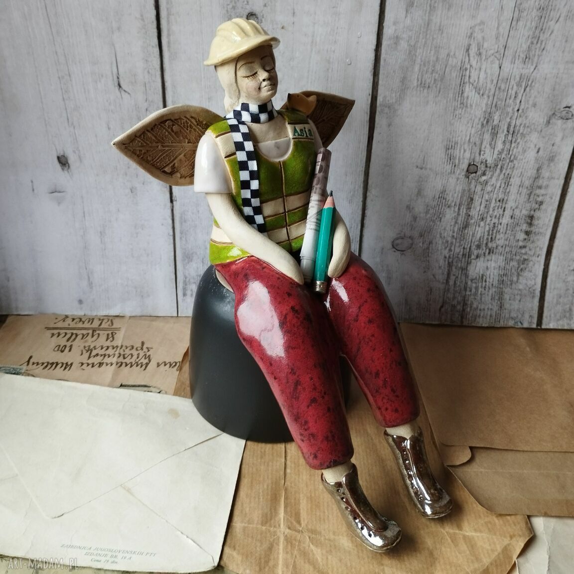 Anioł personalizowany kierownik budowy - figurka z ceramiki z ptaszkiem