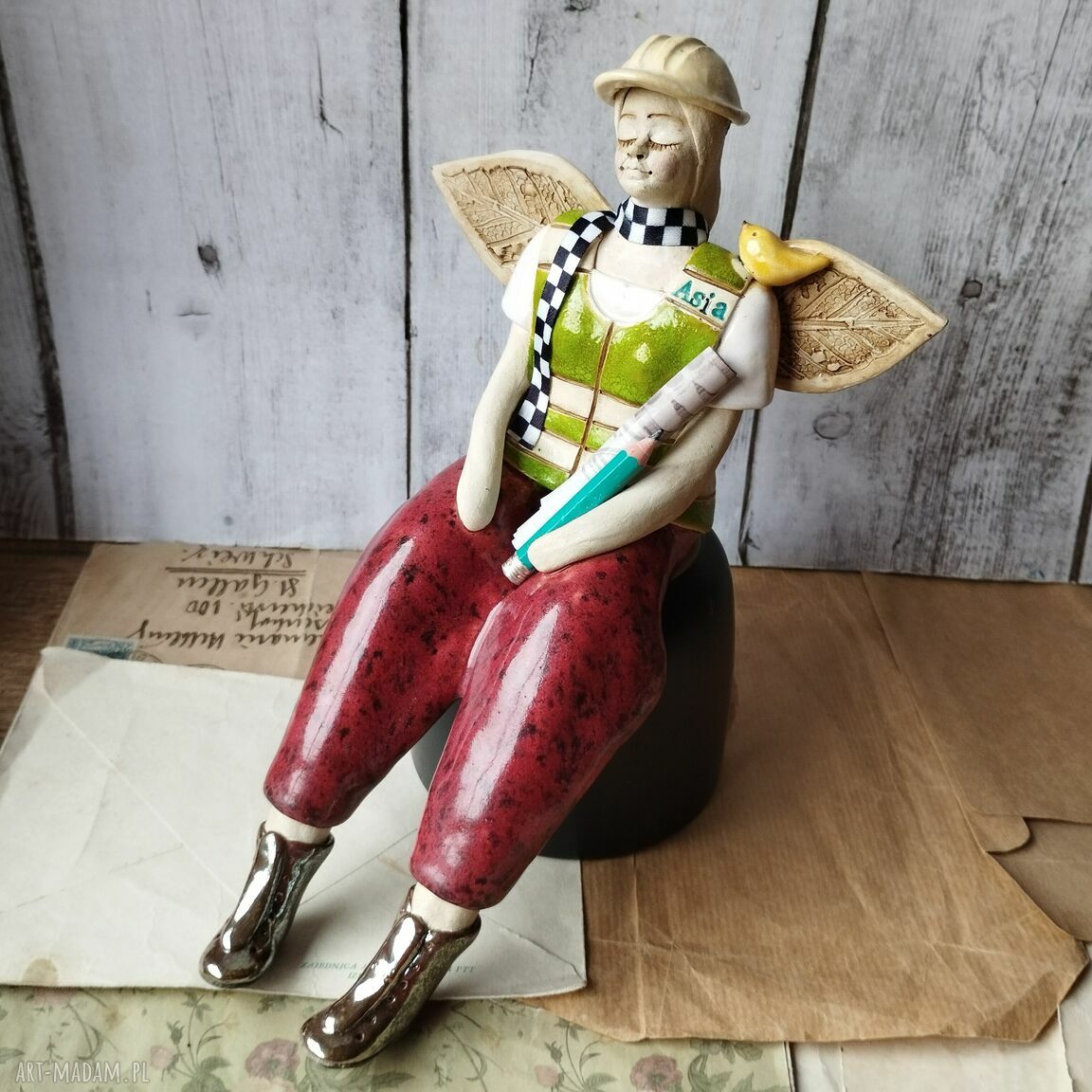 Anioł personalizowany kierownik budowy - figurka z ceramiki z ptaszkiem