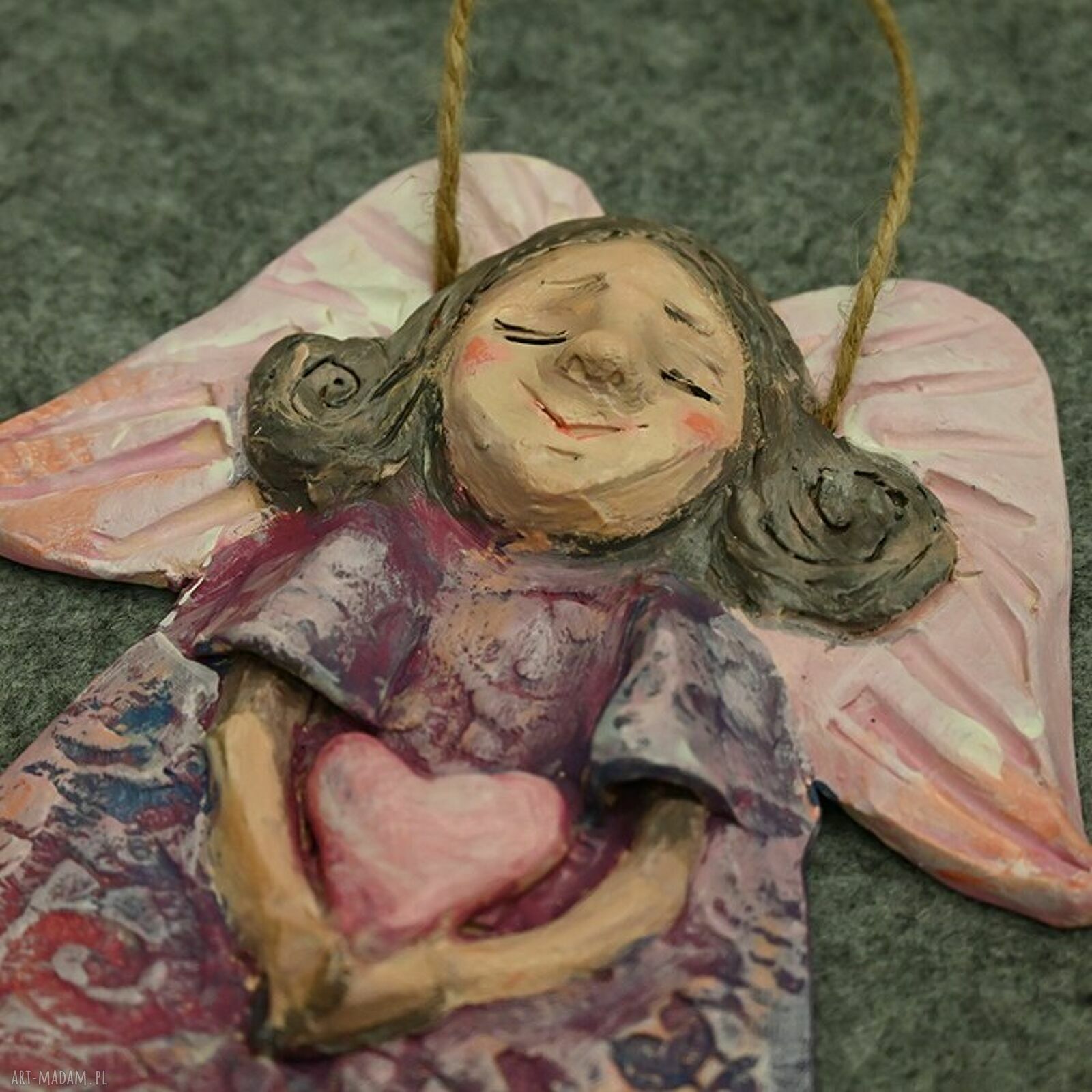 Anioł Radości. Ceramiczny anioł z serduszkiem (do zawieszenia)