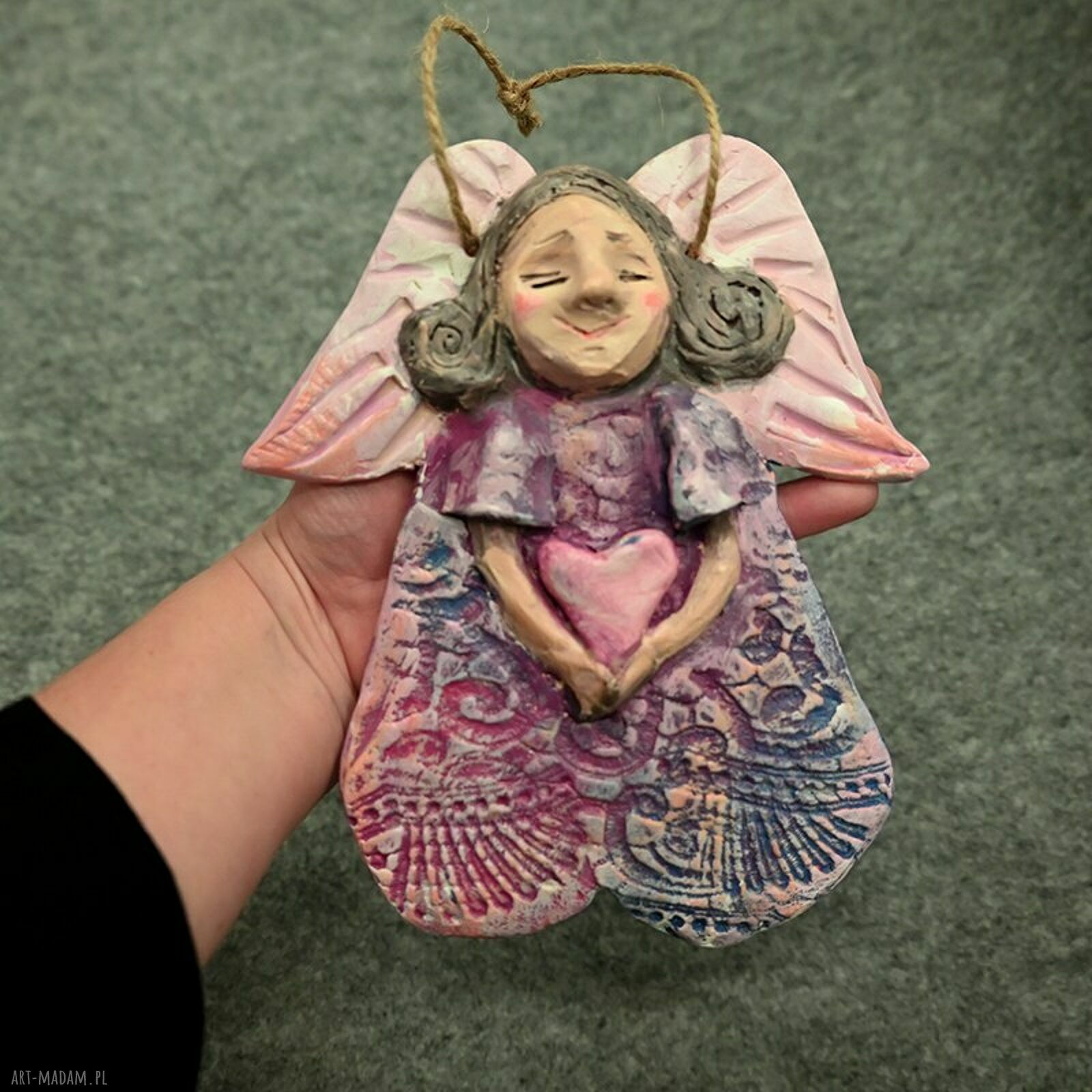 Anioł Radości. Ceramiczny anioł z serduszkiem do zawieszenia