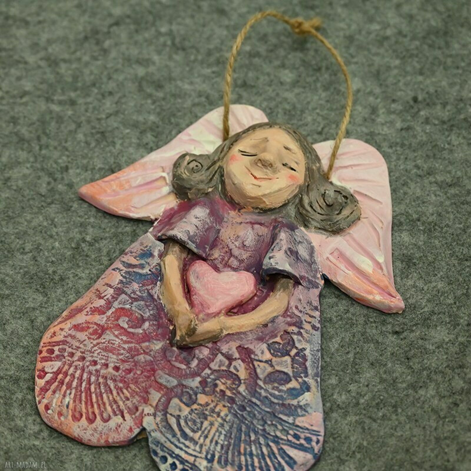 Anioł Radości. Ceramiczny anioł z serduszkiem (do zawieszenia)
