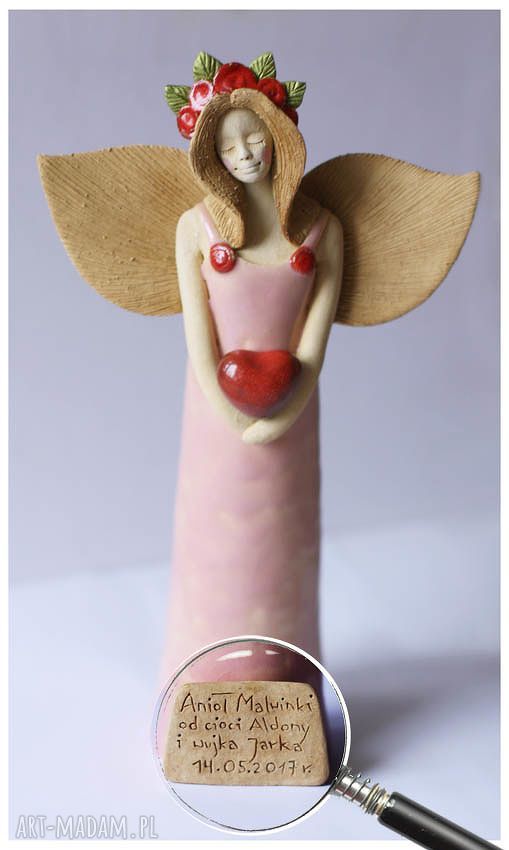Różowy anioł ceramiczny w wianuszku z dedykacją