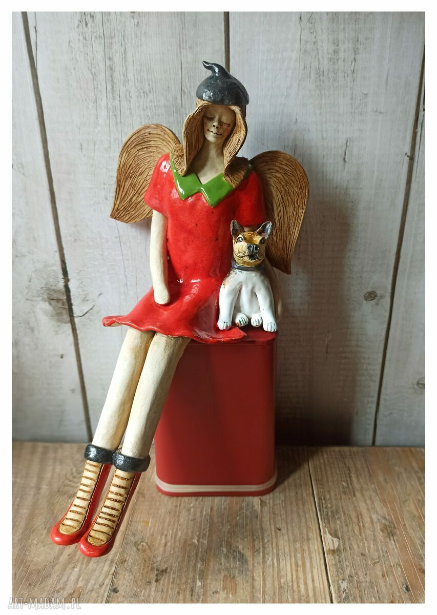Anioł siedzący z białym pieskiem - ceramika handmade 20 cm