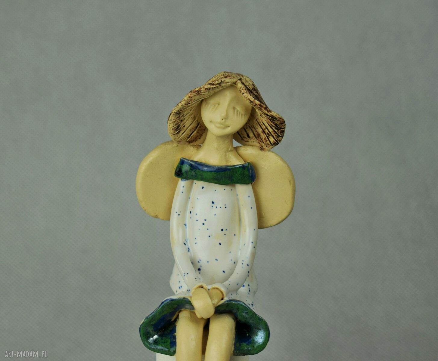 Ceramiczny anioł siedzący - ręcznie szkliwiony i sygnowany (ok. 18 cm)
