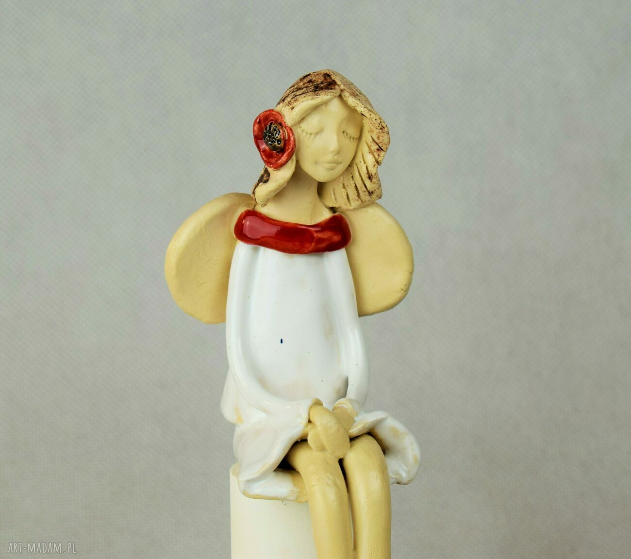Anioł ceramiczny siedzący - ręcznie szkliwiony prezent do domu