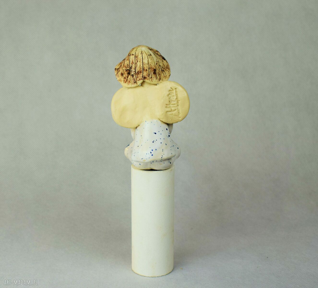 Ceramiczny anioł siedzący - ręcznie szkliwiony i sygnowany (ok. 18 cm)