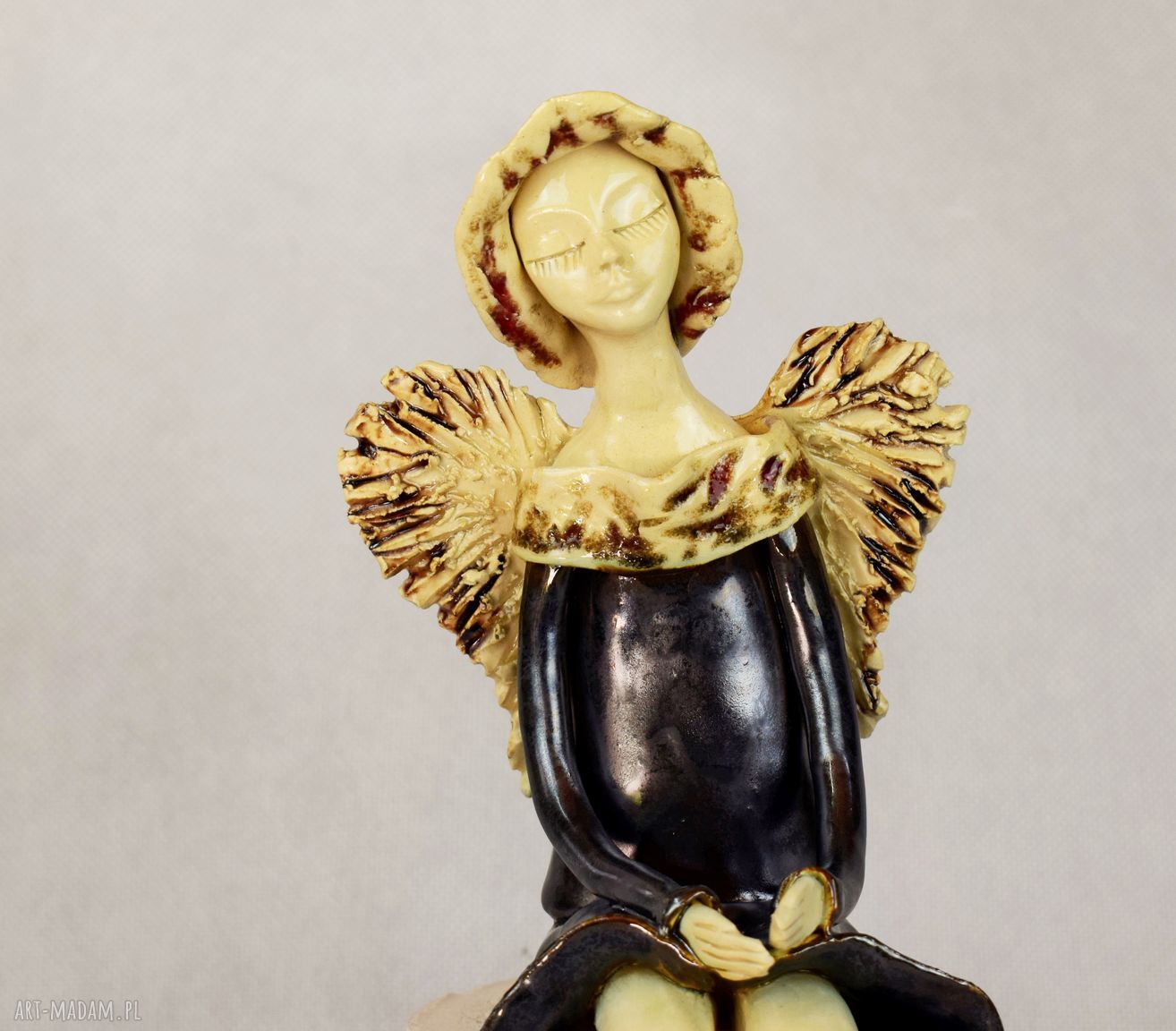 Anioł siedzący ceramiczny - ręcznie szkliwiony anioł do wnętrza (ok. 26 cm)
