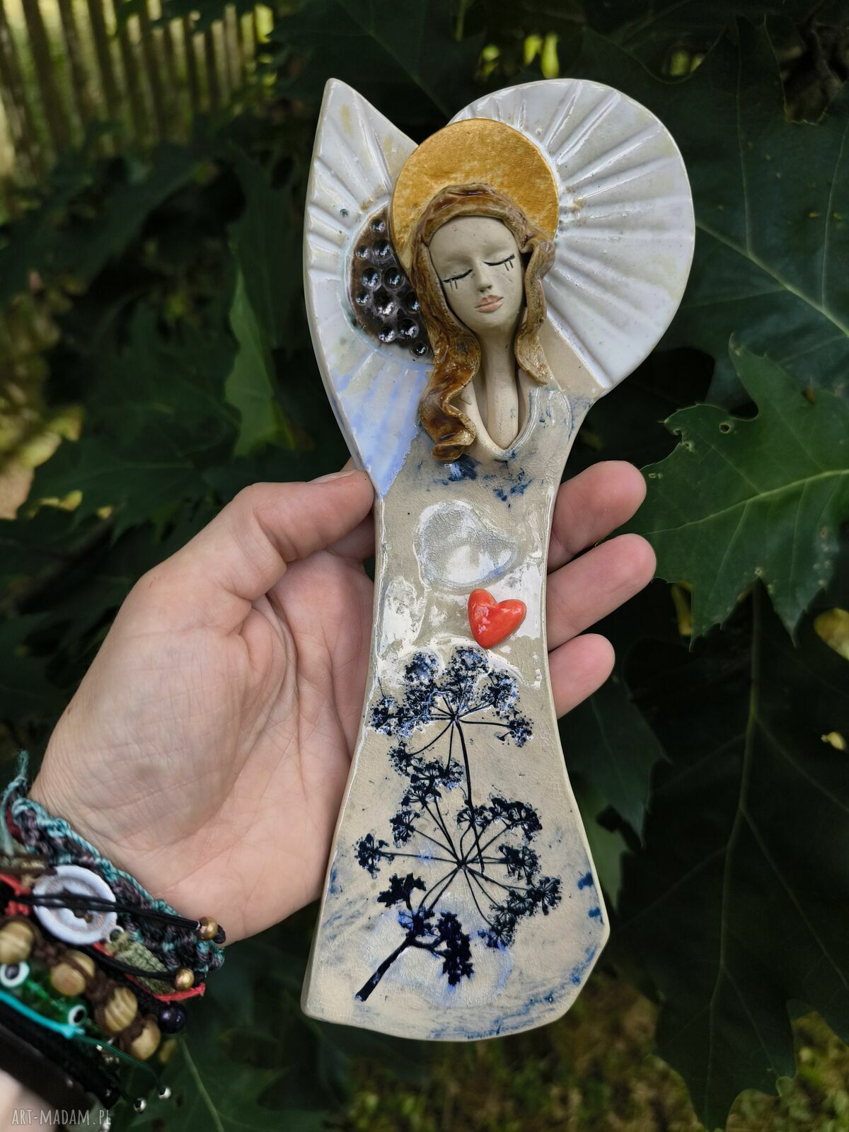 Ceramiczny anioł stróż na chrzest - wyjątkowa dekoracja dla dziecka