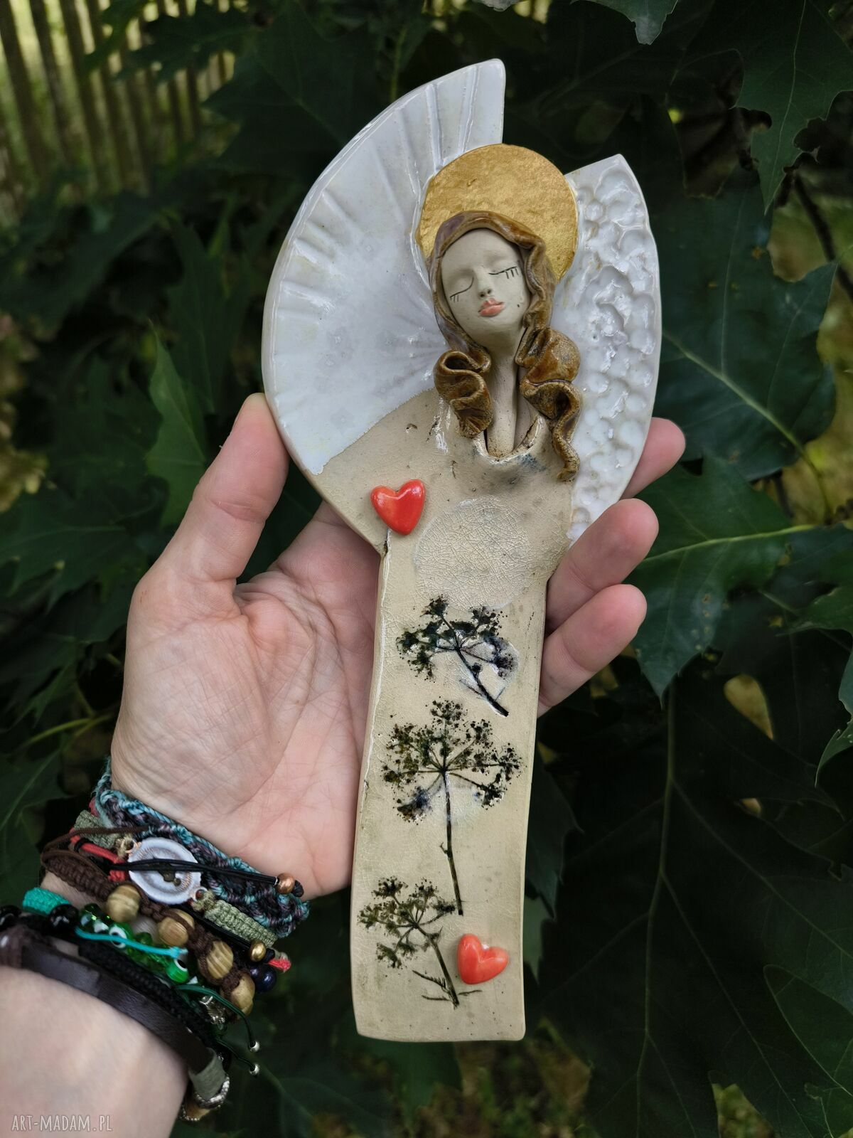 Ceramiczny anioł stróż z motywem dzikiej marchwi