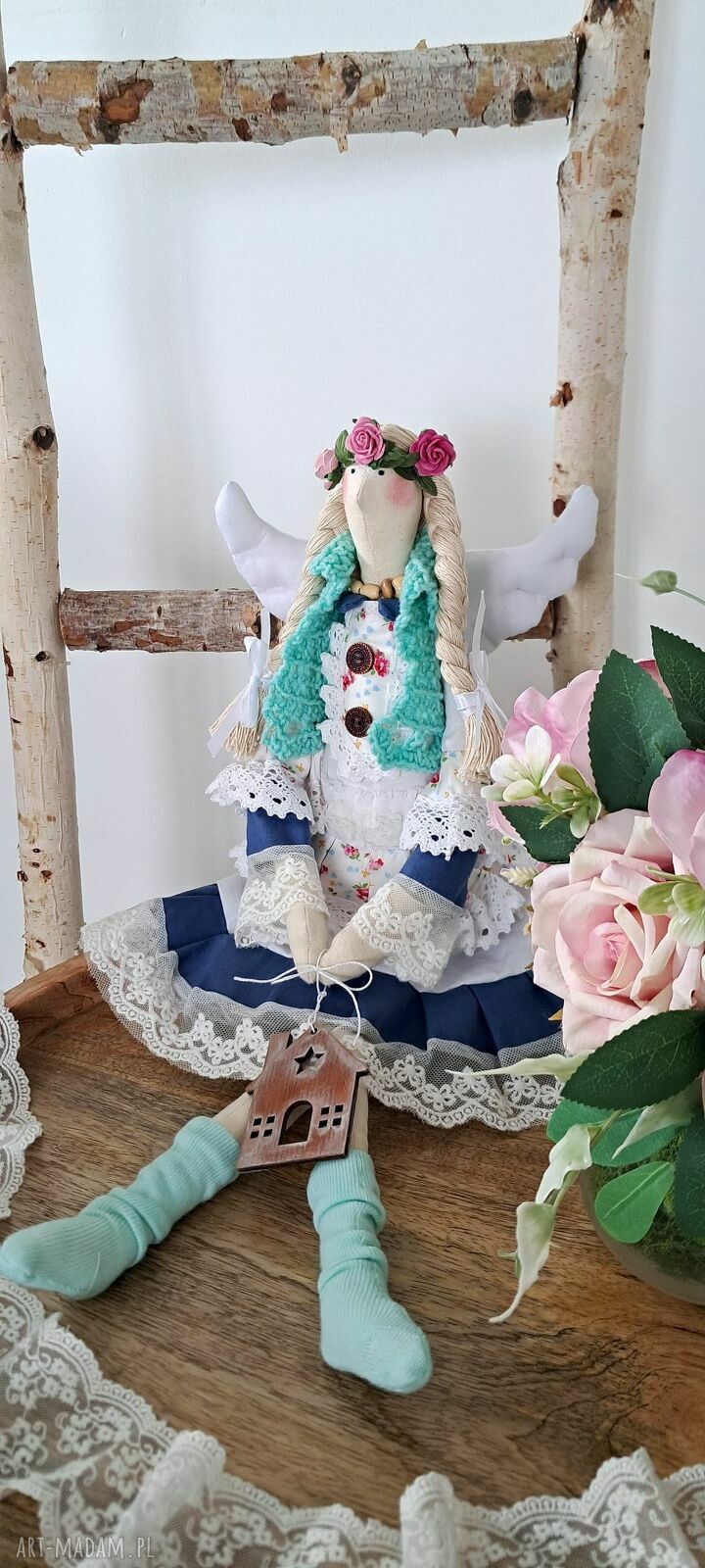 Anioł stróż kolorowy z domkiem - ręcznie szyty 53 cm