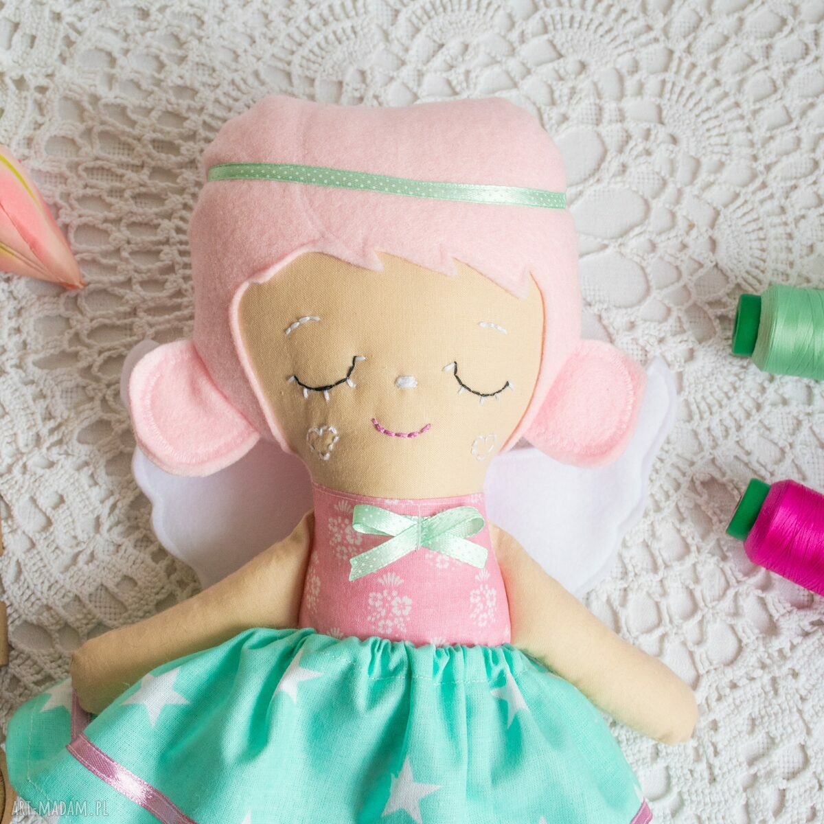 Anioł stróż Lukrecja 32 cm - ręcznie wyszywana lalka pastelowa