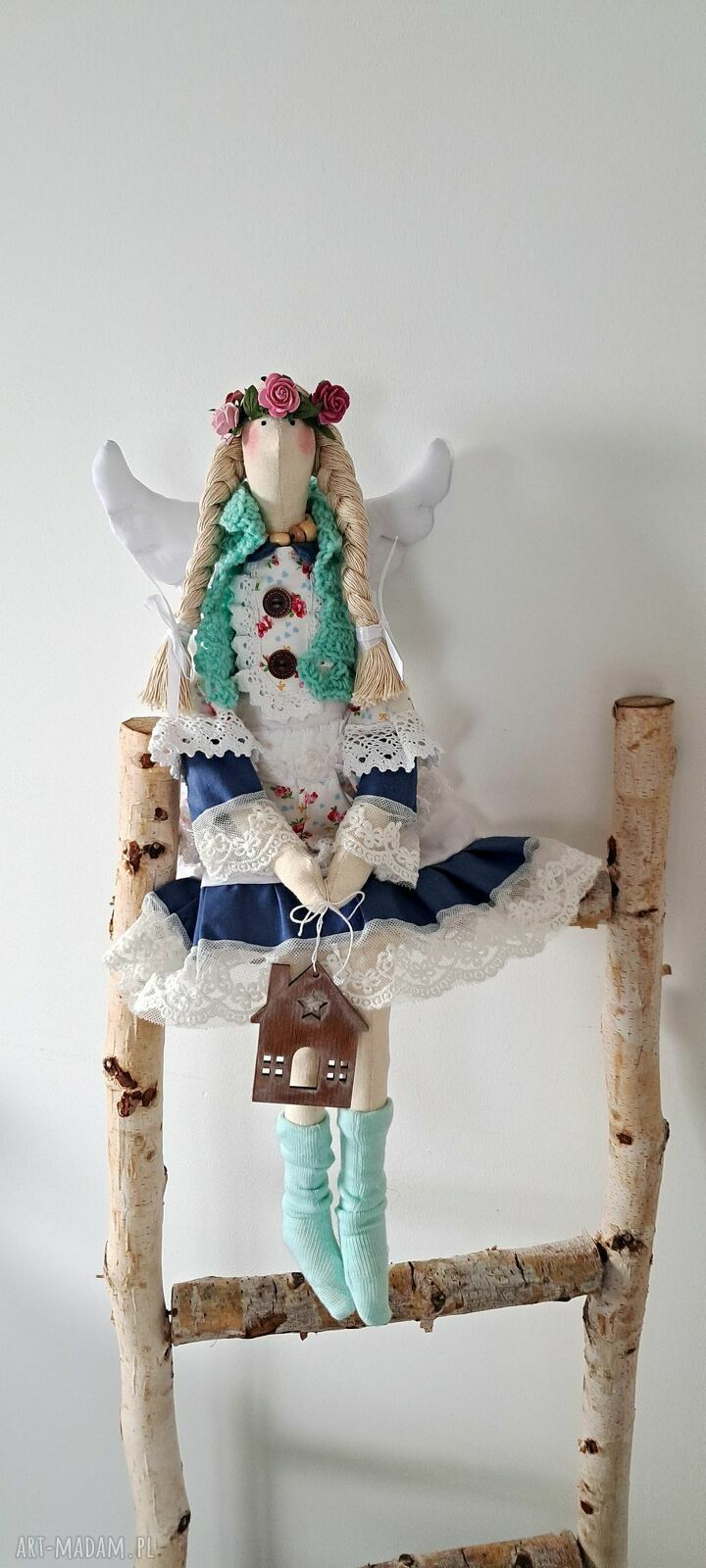 Anioł stróż kolorowy z domkiem - ręcznie szyty 53 cm