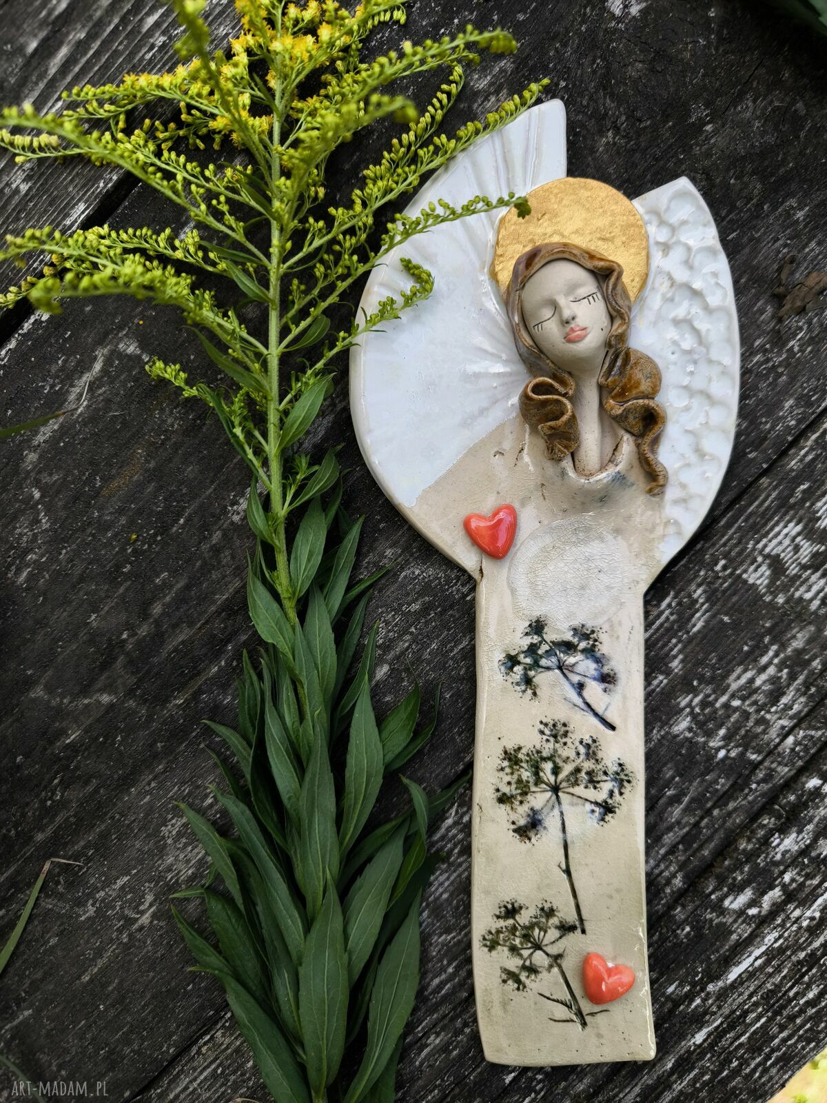 Ceramiczny anioł stróż z motywem dzikiej marchwi