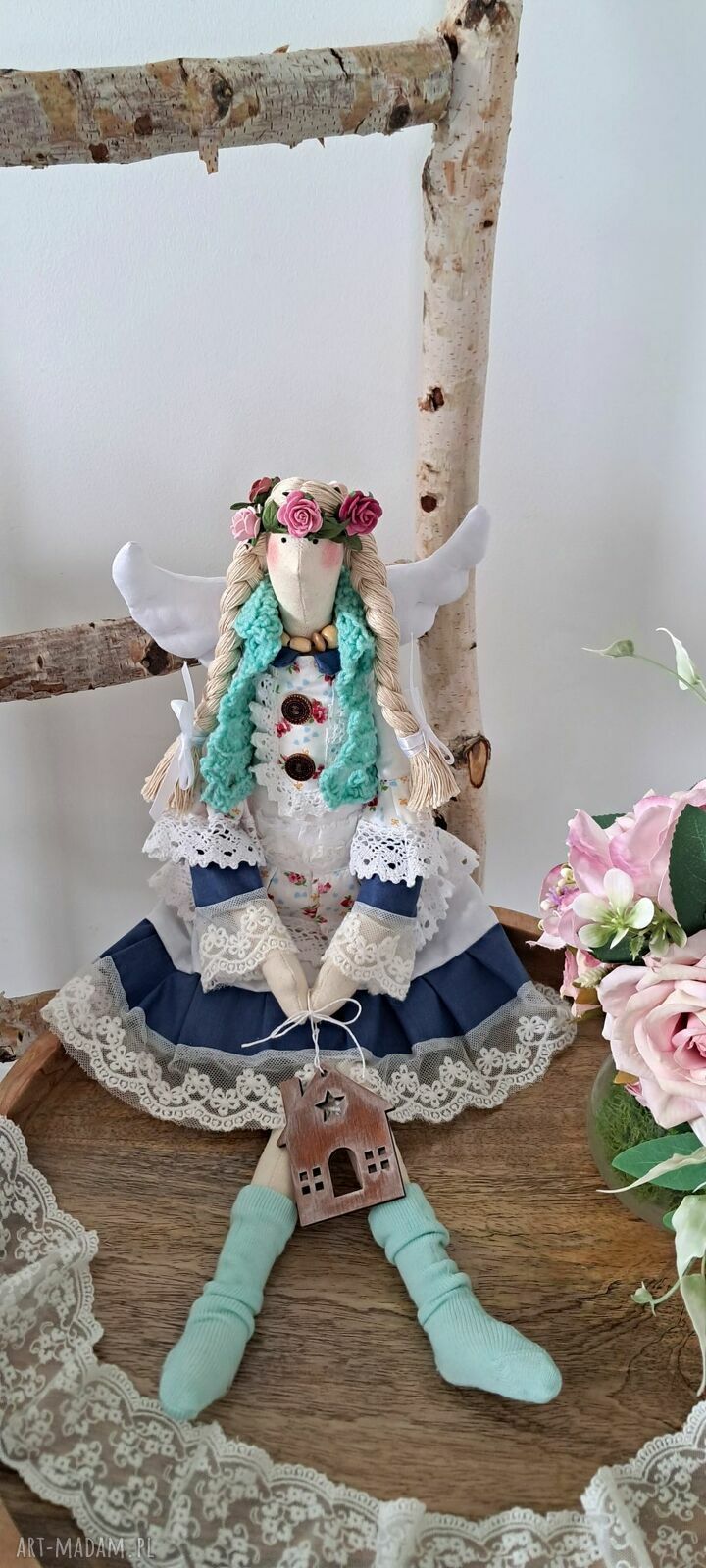 Anioł stróż kolorowy z domkiem - ręcznie szyty 53 cm