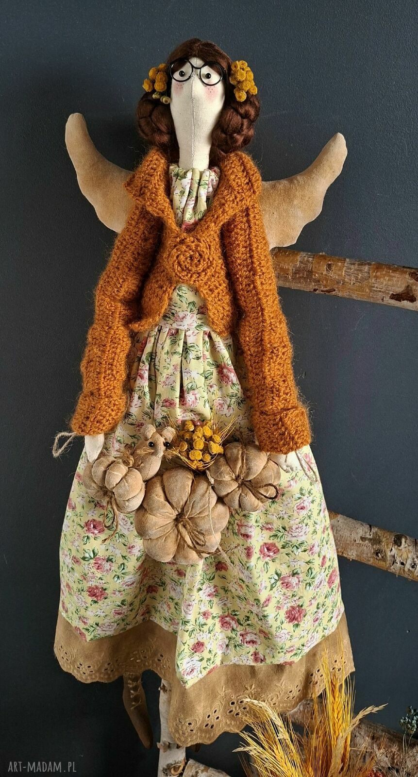 Jesienny anioł stróż z dyniami i małą polną myszką