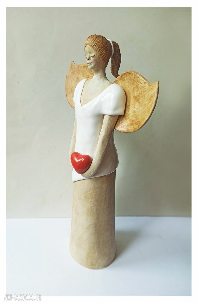 Anioł w bieli z sercem - ceramiczna dekoracja handmade