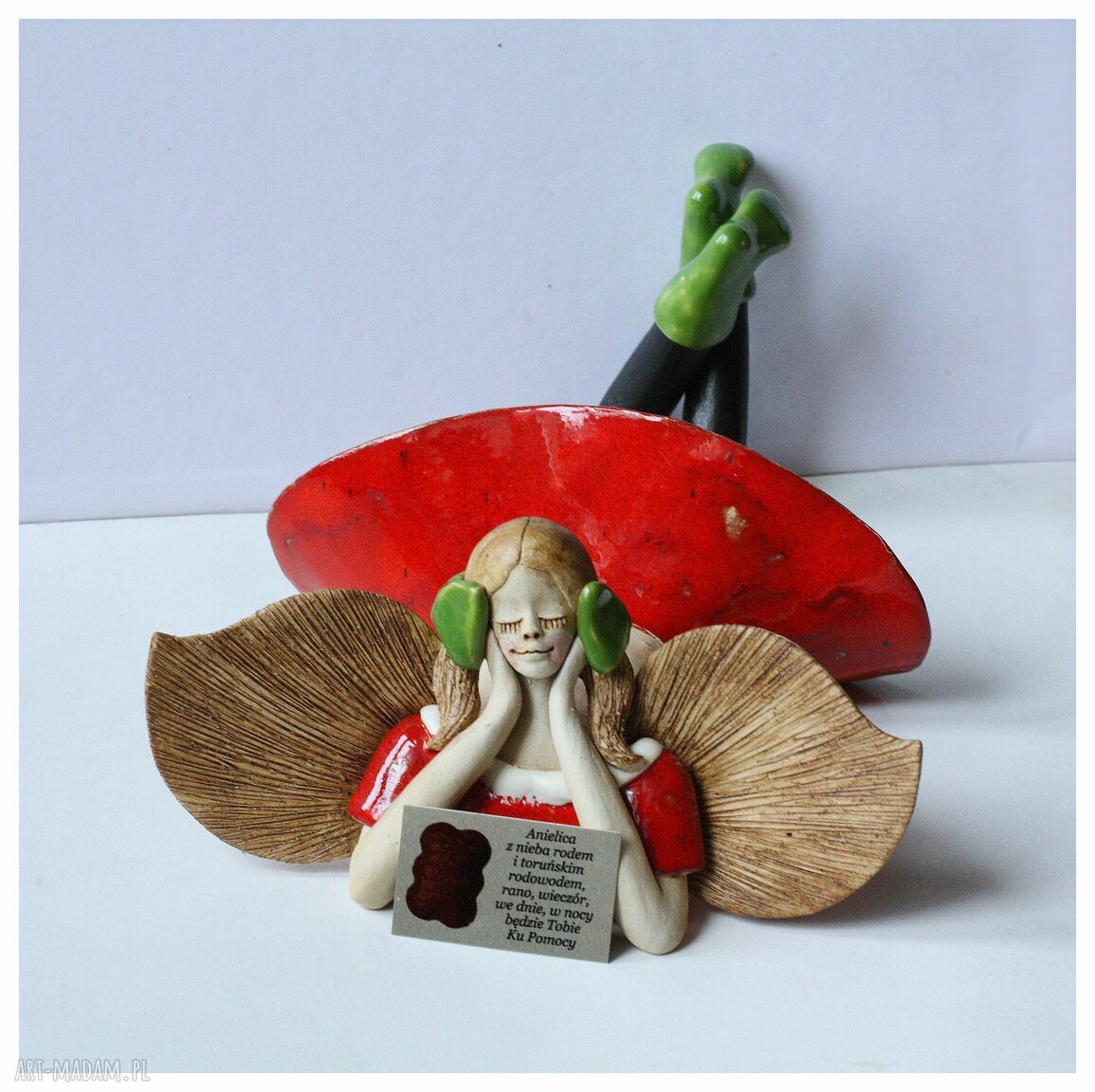 Anioł ceramiczny w czerwonej sukni i czarnych podkolanówkach - prezent 22 cm