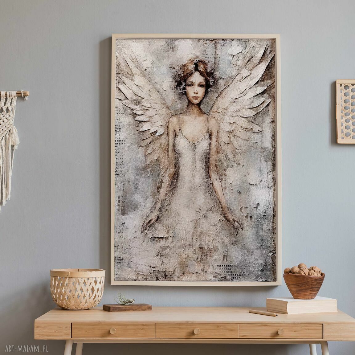 Plakat Anioł w delikatnych odcieniach beżu i bieli 40x50 cm