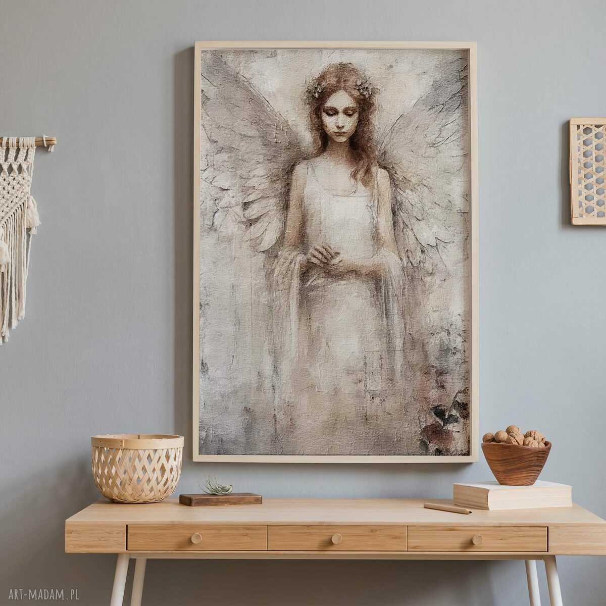Plakat anioł na szczęście w delikatnych odcieniach beżu i bieli 40x50 cm