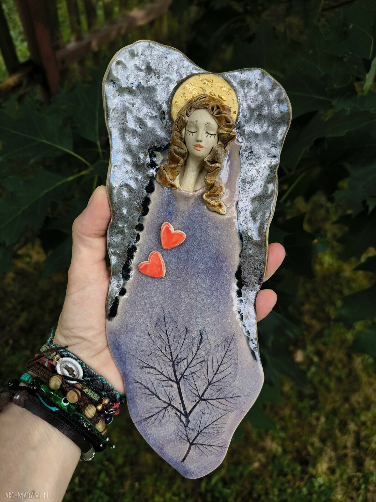 Anioł w fioletowej sukni z liśćmi - ceramiczna dekoracja ścienna