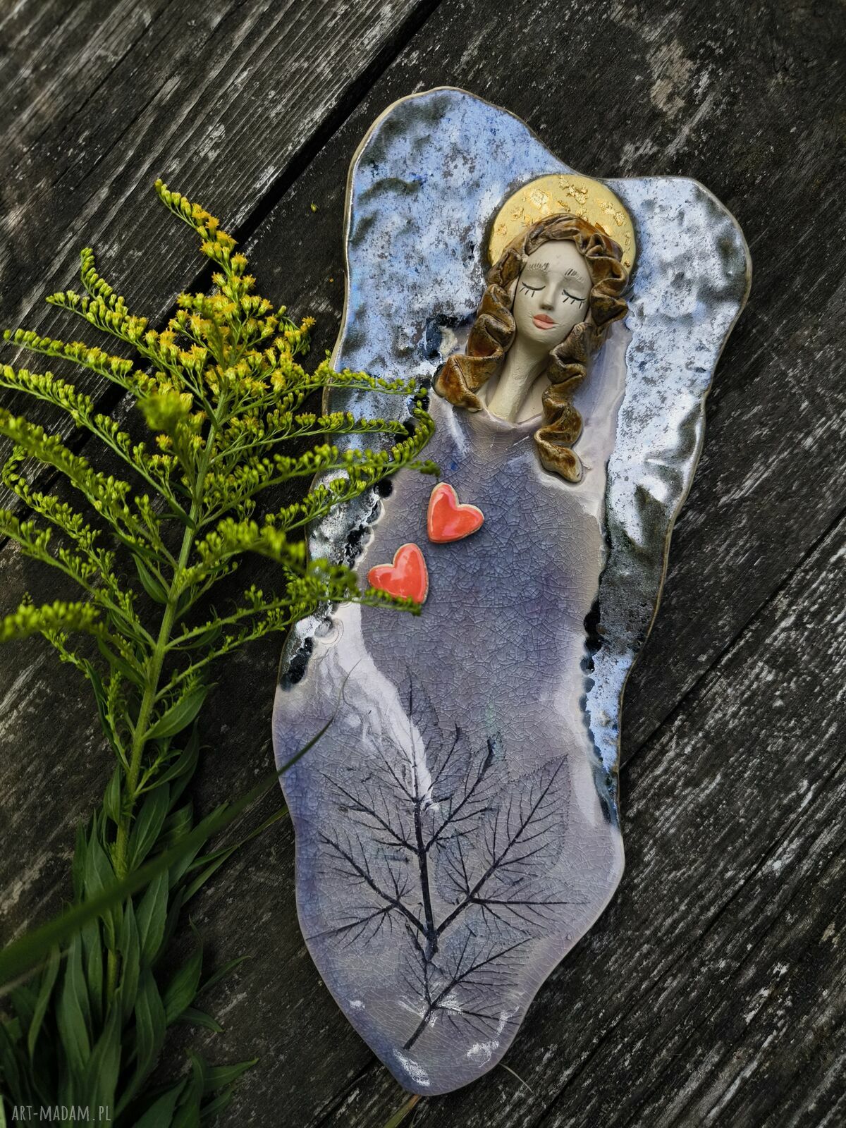 Anioł w fioletowej sukni z liśćmi - ceramiczna dekoracja ścienna